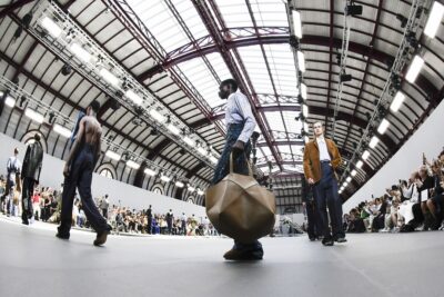 LOEWE 发布2024春夏男装秀:Pebble 水桶包,Puzzle Fold 托特包 2 02