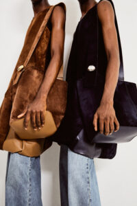 LOEWE 发布2024春夏男装秀:Pebble 水桶包,Puzzle Fold 托特包 3 03