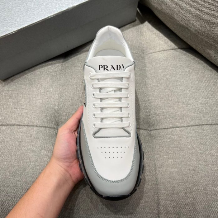 Prada Prax 01 男士灰色/白色运动鞋 1.6 英寸/40 毫米 PRD