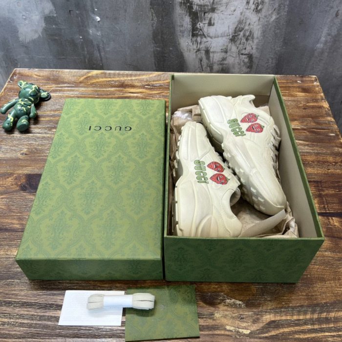 Gucci 男式草莓印花 Rhyton 运动鞋象牙白 703814 DRW00 9522