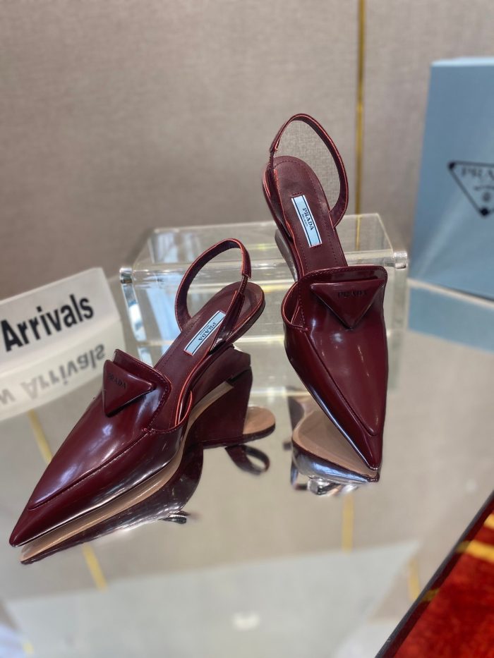 Prada 女式拉绒露跟高跟鞋酒红色 2.6 英寸/65 毫米 PRD