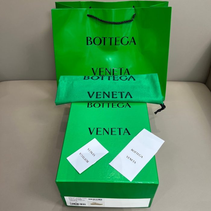 Bottega Veneta 男士波纹波浪三角图案一脚蹬科技针织运动鞋白色和黑色男士 690112