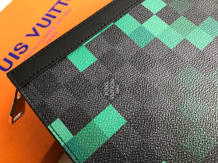 高仿LV POCHETTE VOYAGE 中号手袋 像素格纹帆布手包 LV手拿包 绿色