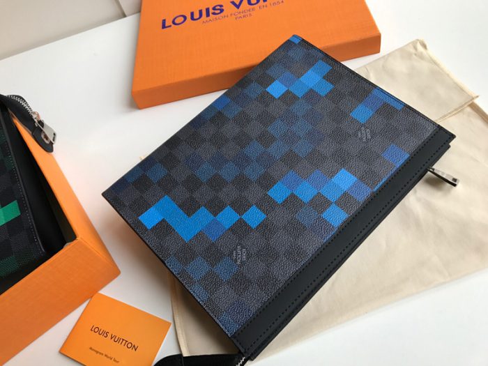 高仿LV POCHETTE VOYAGE 中号手袋 像素格纹帆布手包 LV手拿包 蓝色