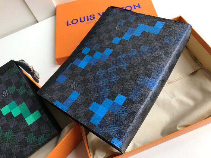 高仿LV POCHETTE VOYAGE 中号手袋 像素格纹帆布手包 LV手拿包 蓝色