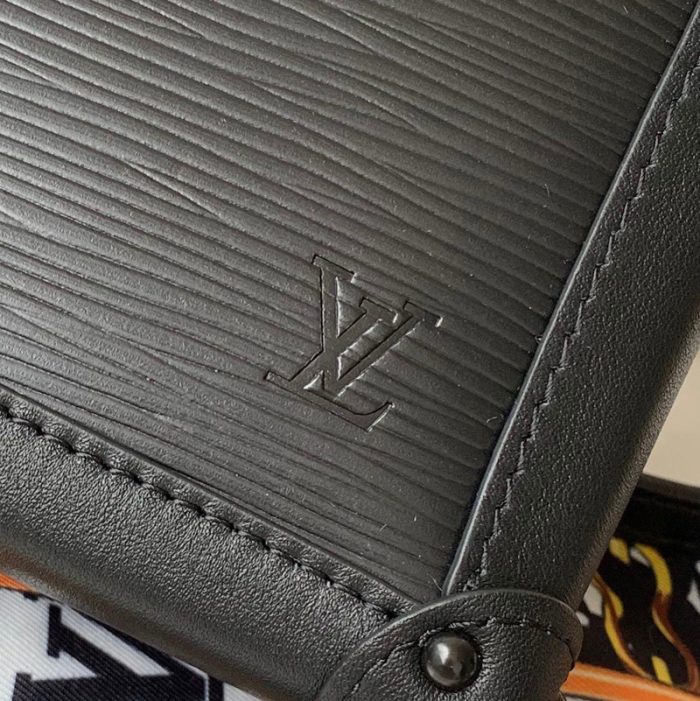 高仿LV TRUNK VERTICAL 链条包 Epi牛皮 S形锁扣包 黑色