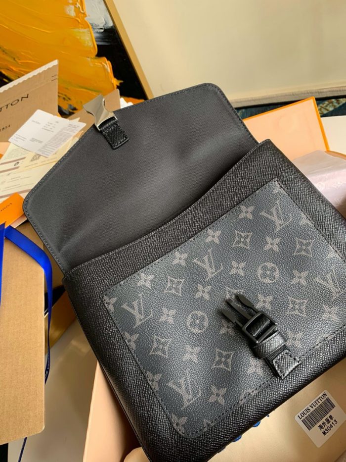 高仿LV OUTDOOR FLAP 信使包 Taiga 皮革配帆布男包 黑色