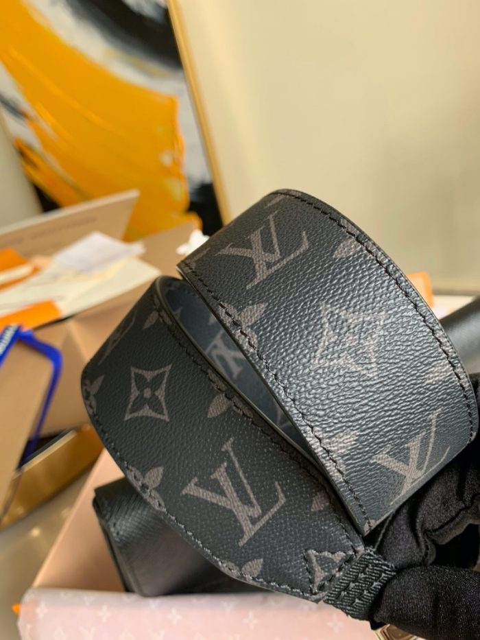 高仿LV OUTDOOR FLAP 信使包 Taiga 皮革配帆布男包 黑色