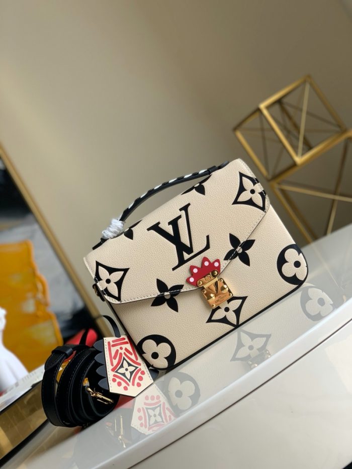 高仿LV CRAFTY POCHETTE 手袋 压纹粒面牛皮邮差包 奶白色