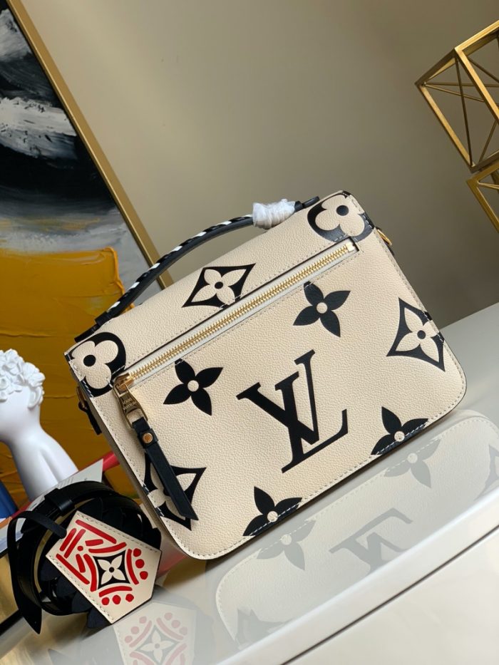 高仿LV CRAFTY POCHETTE 手袋 压纹粒面牛皮邮差包 奶白色