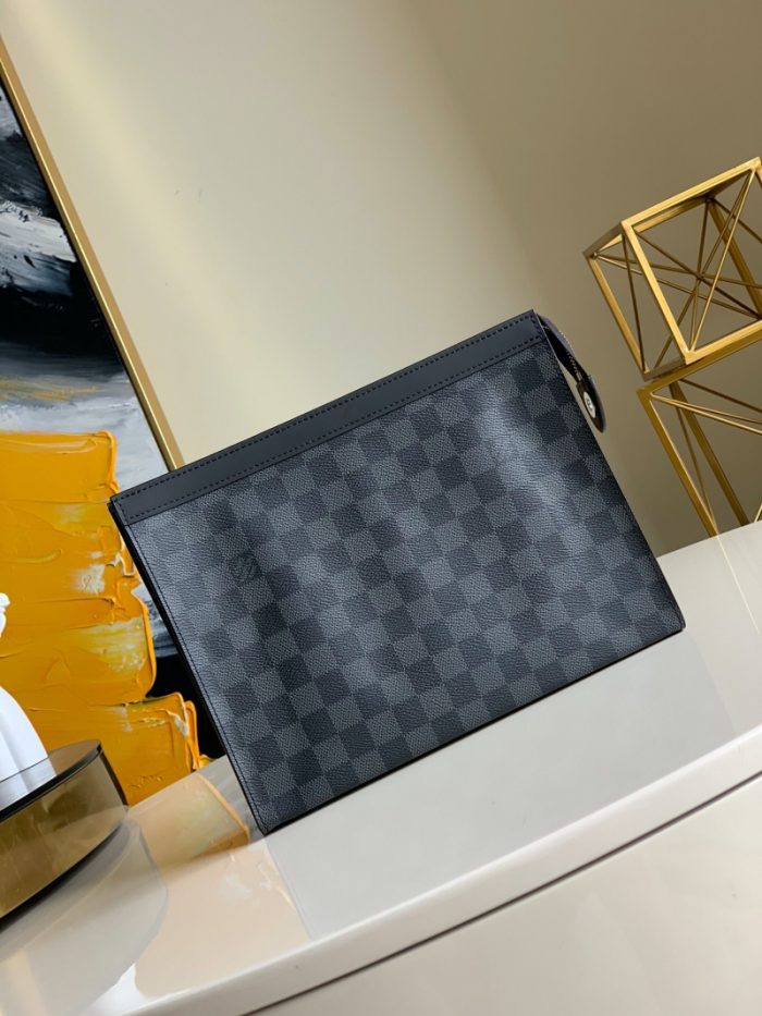 高仿LV POCHETTE VOYAGE 中号手袋 DaGraphite黑格手包 LV手包
