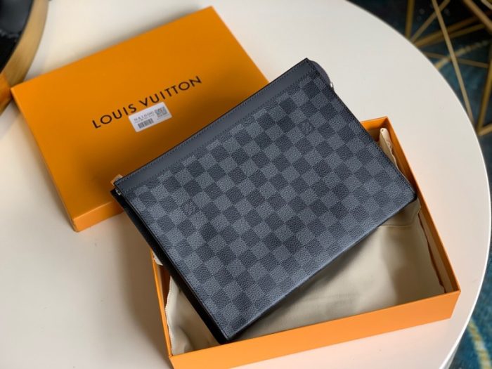 高仿LV POCHETTE VOYAGE 中号手袋 DaGraphite黑格手包 LV手包