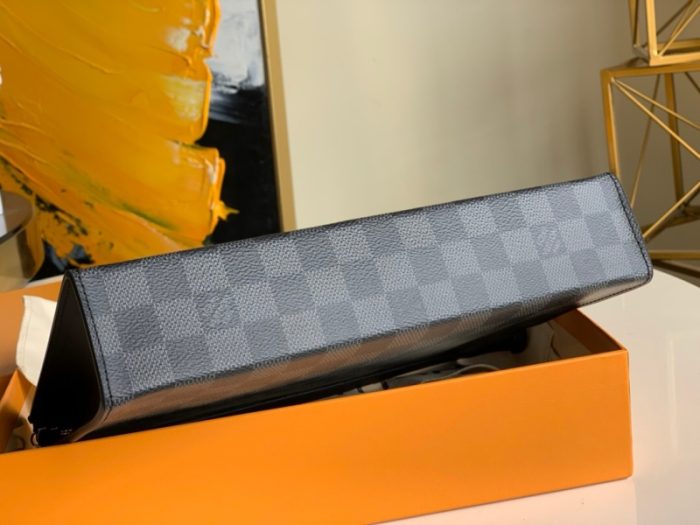 高仿LV POCHETTE VOYAGE 中号手袋 DaGraphite黑格手包 LV手包