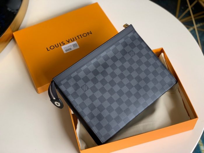 高仿LV POCHETTE VOYAGE 中号手袋 DaGraphite黑格手包 LV手包