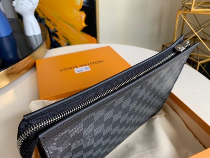 高仿LV POCHETTE VOYAGE 中号手袋 DaGraphite黑格手包 LV手包