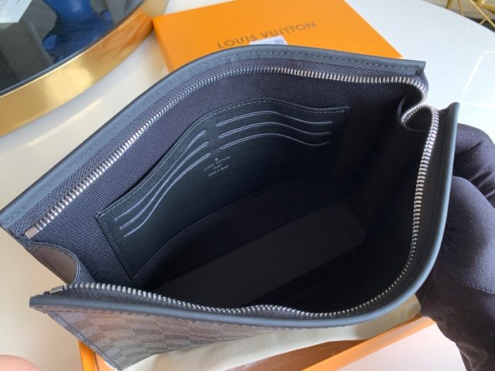 高仿LV POCHETTE VOYAGE 中号手袋 DaGraphite黑格手包 LV手包
