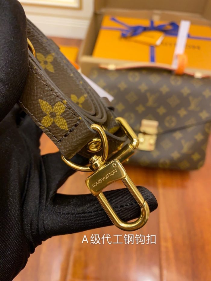 高仿LV Pochette 手袋 新版涂层老花邮差包