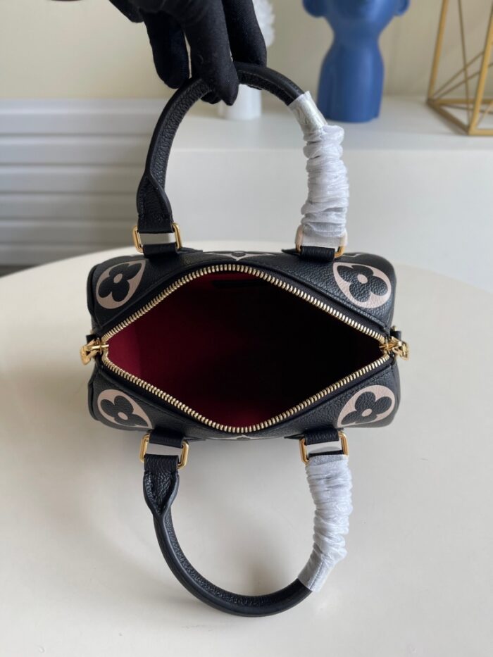 高仿LV SPEEDY BANDOULIERE 25 手袋 压纹粒面牛皮革枕头包