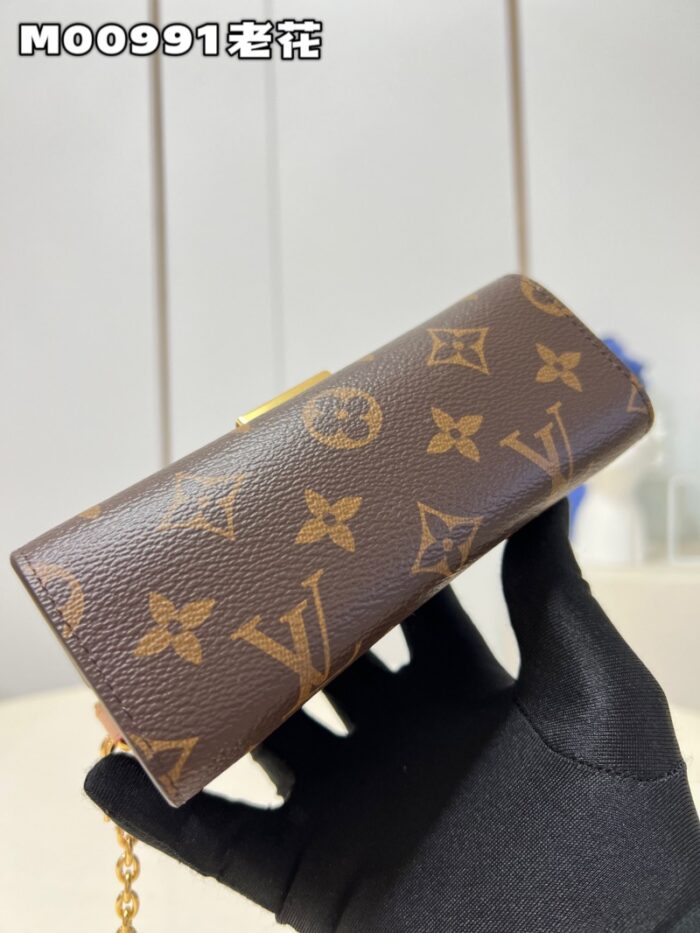 高仿LV BITSY POUCH 挂饰 2023 Cruise 早春系列口红钥匙包