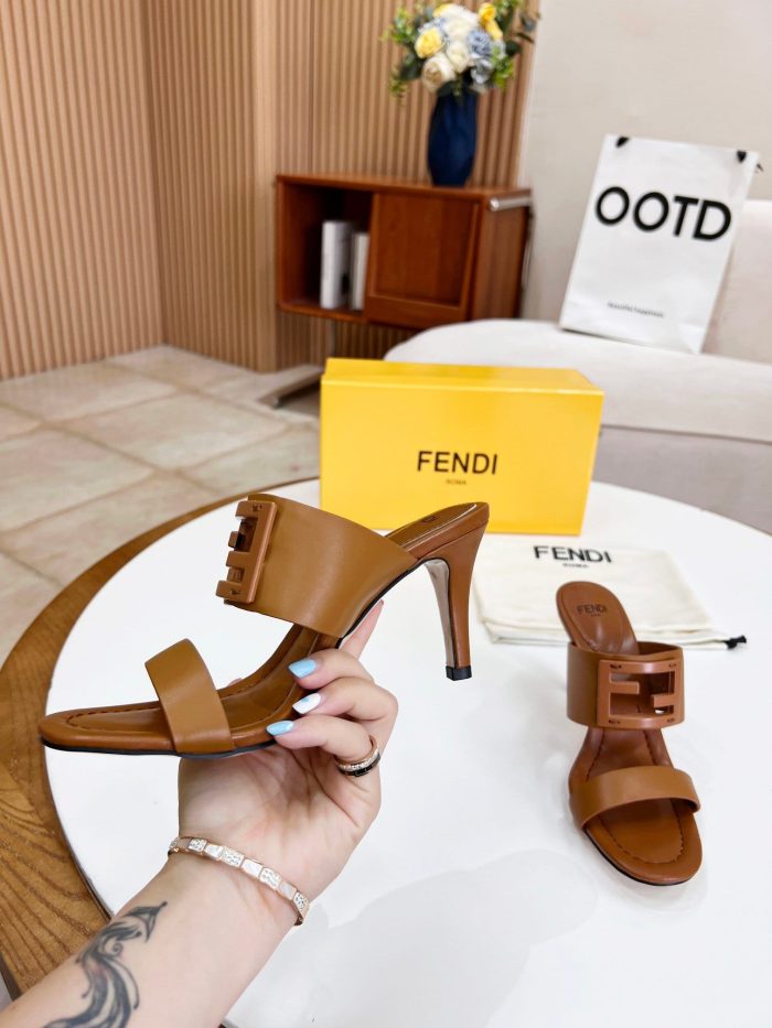 Fendi 女式长方形棕色高跟鞋