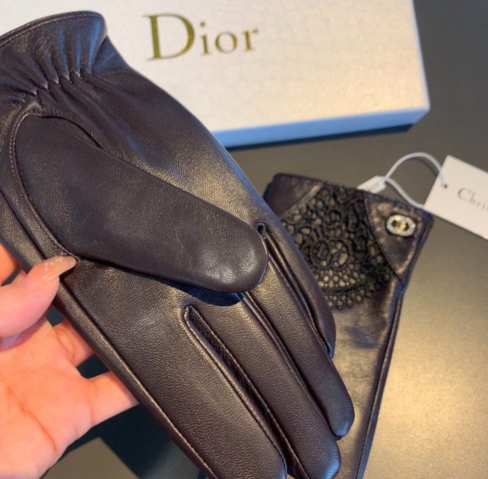 深紫色 Dior 手套