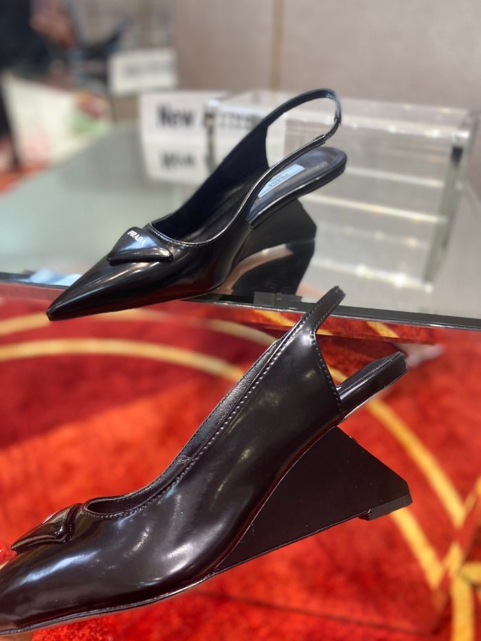 Prada 女式拉绒露跟高跟鞋黑色 2.6 英寸/65 毫米 PRD 1I885M_055_F0002_F_A065