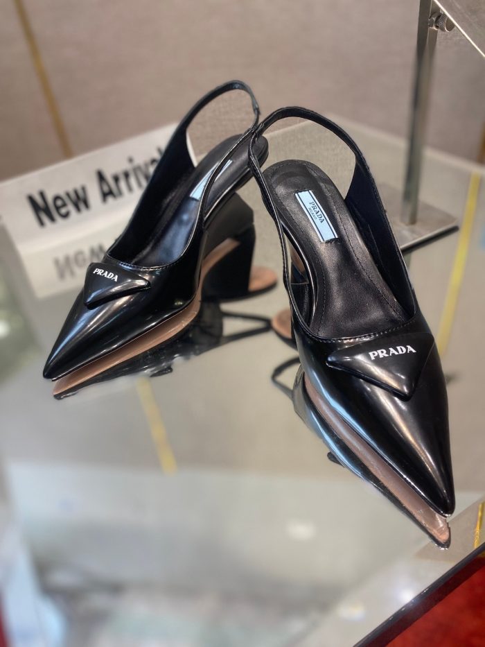 Prada 女式拉绒露跟高跟鞋黑色 2.6 英寸/65 毫米 PRD 1I885M_055_F0002_F_A065
