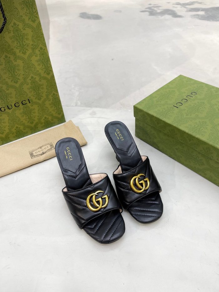 Gucci 双 G 拖鞋 V 形马特拉塞黑色女式 GG 674839 BKO00 1000