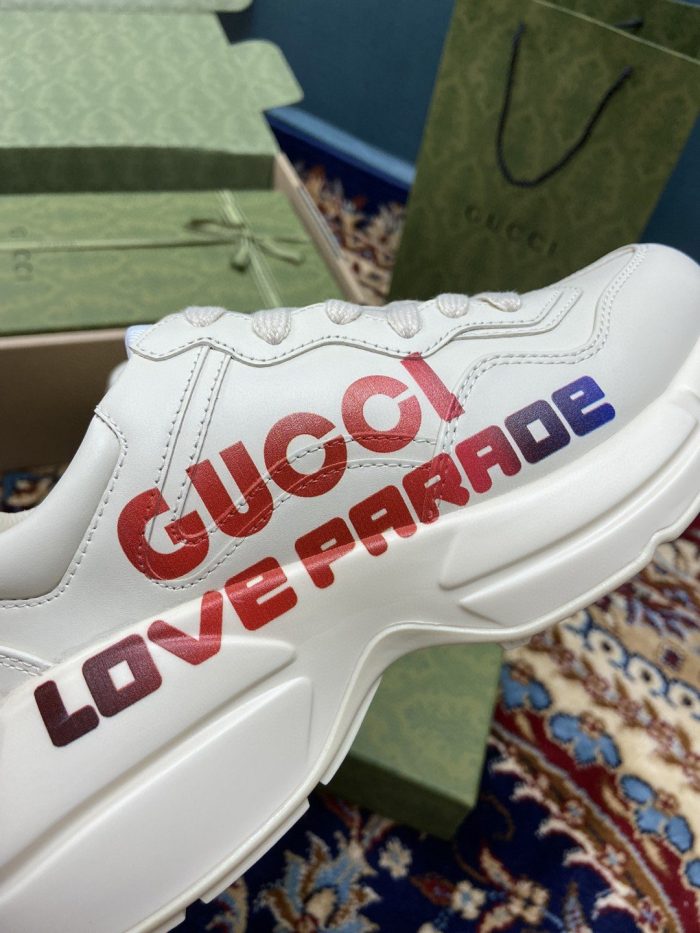 Gucci 女式 Rhyton 运动鞋搭配 Gucci Love Parade 红白象牙色女式 524990