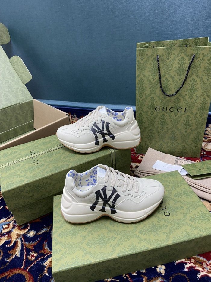 Gucci 女式 Rhyton 运动鞋 GG 搭配 NY Yankess 白色象牙色女式 548638 DRW00 9022