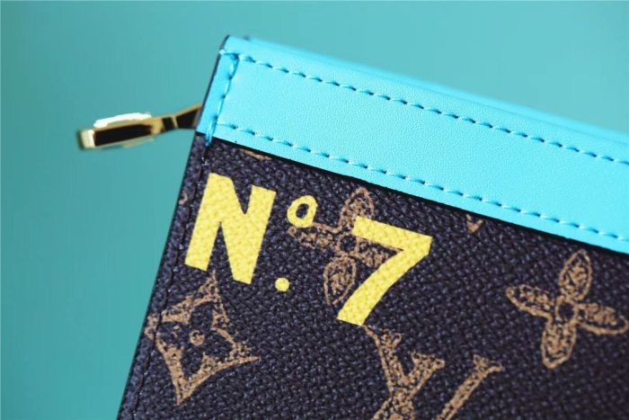 路易威登 Pochette Voyage MM Monogram 帆布男士钱包，男士钱包 10.6 英寸/27 厘米 LV