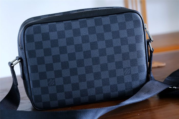 路易威登 Trocadero Messenger NM PM Damier Graphite 男士包袋、单肩包和斜挎包 11.4 英寸/29 厘米 LV