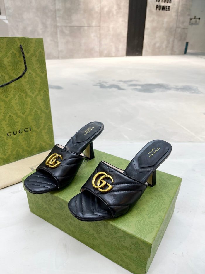 Gucci 双 G 拖鞋 V 形马特拉塞黑色女式 GG 674839 BKO00 1000