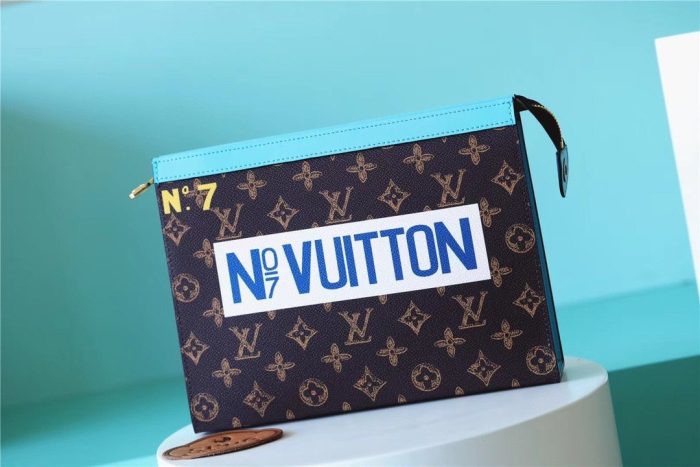 路易威登 Pochette Voyage MM Monogram 帆布男士钱包，男士钱包 10.6 英寸/27 厘米 LV