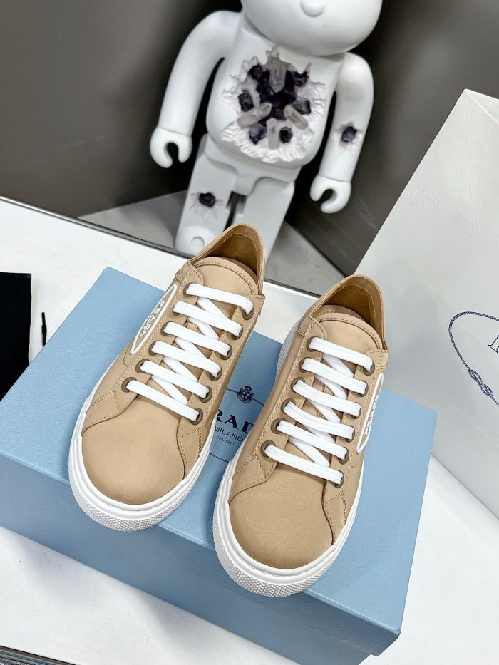Prada 女式 Macro 再生尼龙拉绒运动鞋 棕色 1.2 英寸/30 毫米 PRD