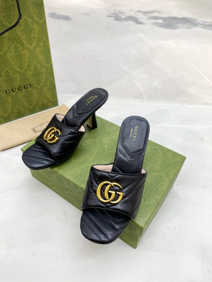 Gucci 双 G 拖鞋 V 形马特拉塞黑色女式 GG 674839 BKO00 1000