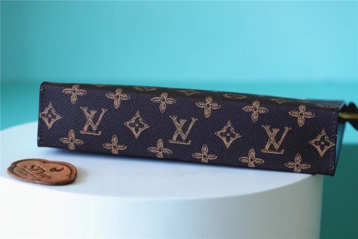 路易威登 Pochette Voyage MM Monogram 帆布男士钱包，男士钱包 10.6 英寸/27 厘米 LV