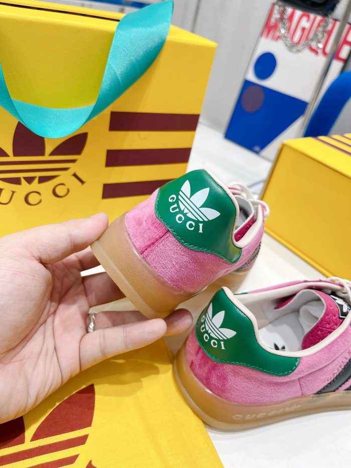 Gucci x Adidas 女式瞪羚运动鞋粉色 GG