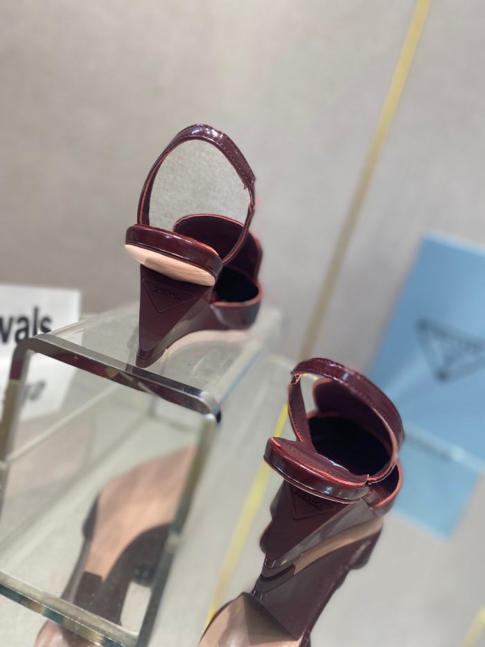 Prada 女式拉绒露跟高跟鞋酒红色 2.6 英寸/65 毫米 PRD