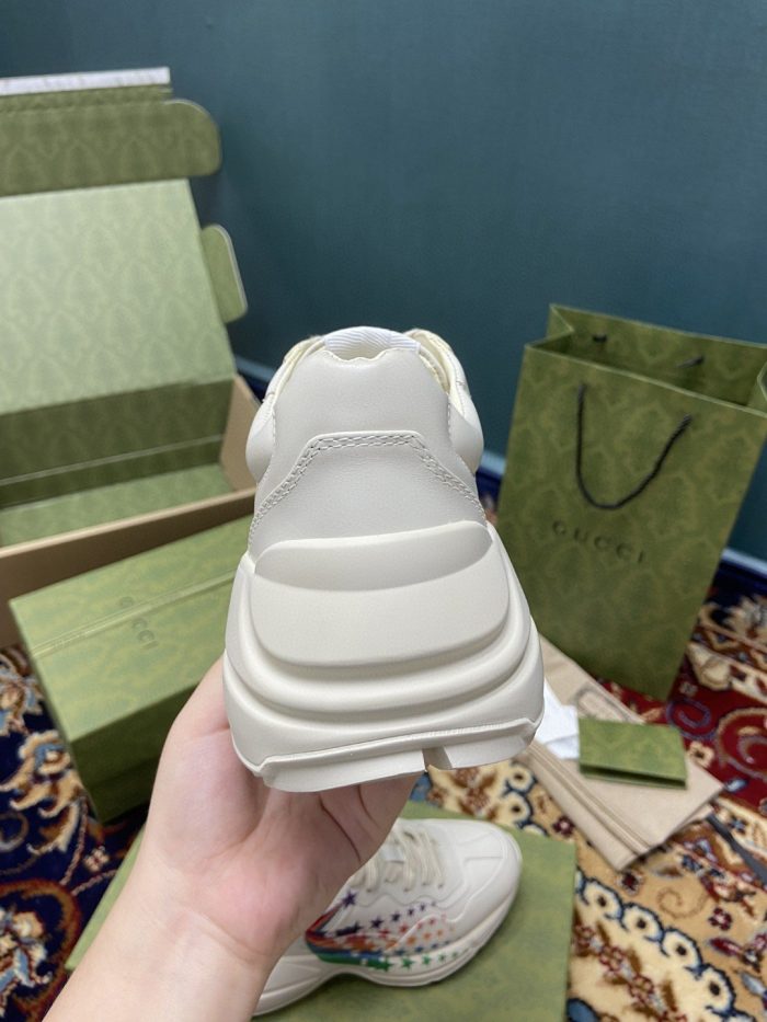 Gucci 女式 Rhyton 运动鞋搭配 Gucci 星星白色象牙色女式 684899