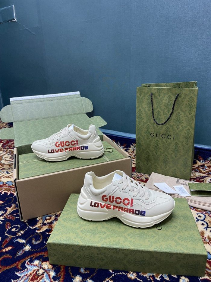 Gucci 女式 Rhyton 运动鞋搭配 Gucci Love Parade 红白象牙色女式 524990