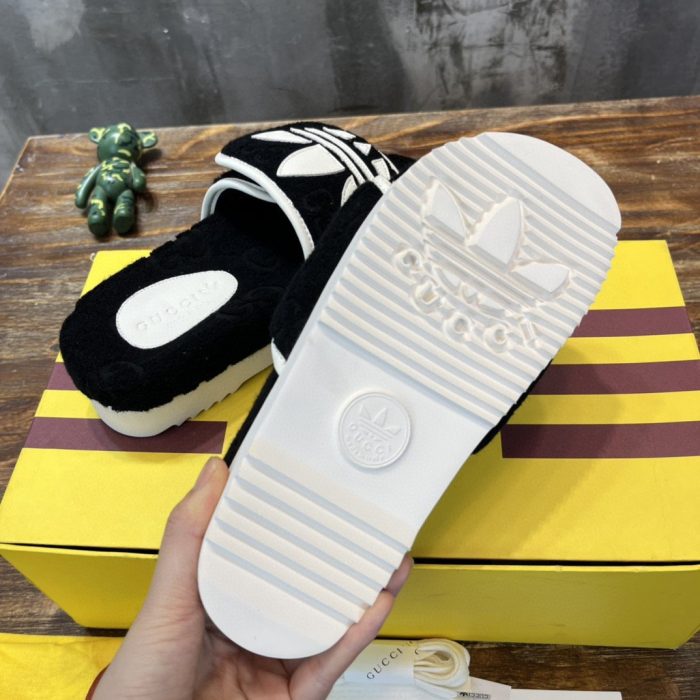 Gucci x Adidas 男士厚底 GG 凉鞋黑色 702412