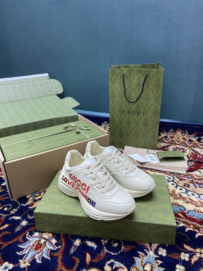 Gucci 女式 Rhyton 运动鞋搭配 Gucci Love Parade 红白象牙色女式 524990