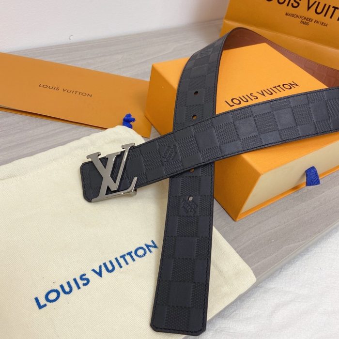 高仿Louis Vuitton 首字母双面 LV 腰带 Damier 压纹银色五金配件 LV 女士腰带 LV