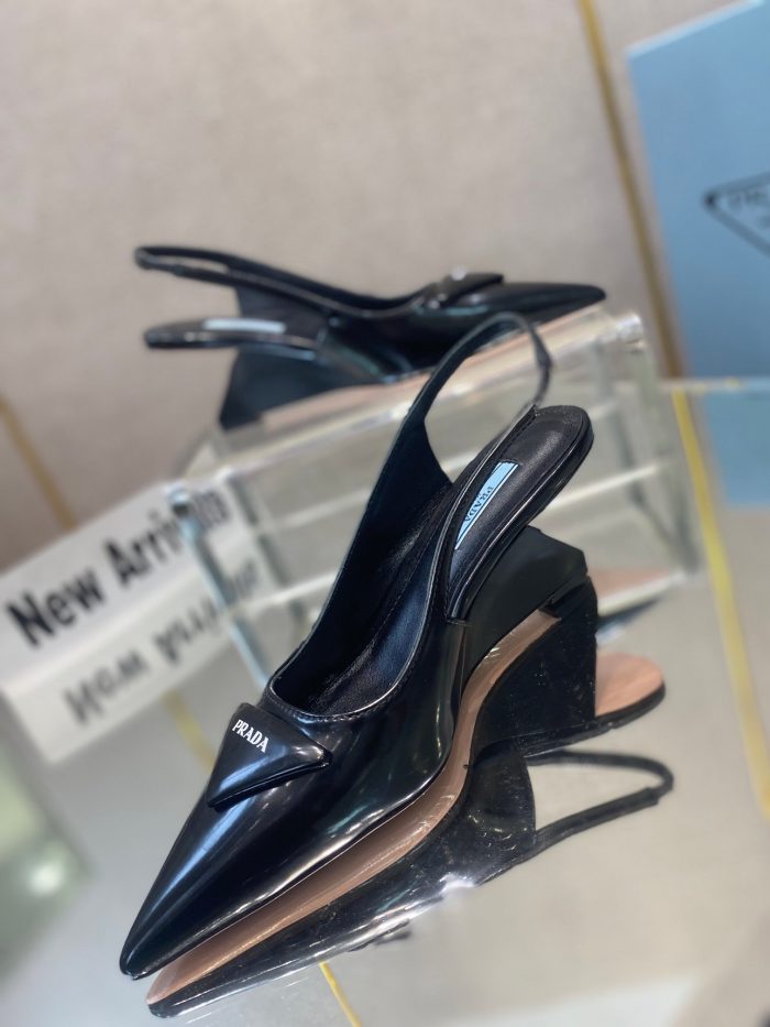 Prada 女式拉绒露跟高跟鞋黑色 2.6 英寸/65 毫米 PRD 1I885M_055_F0002_F_A065