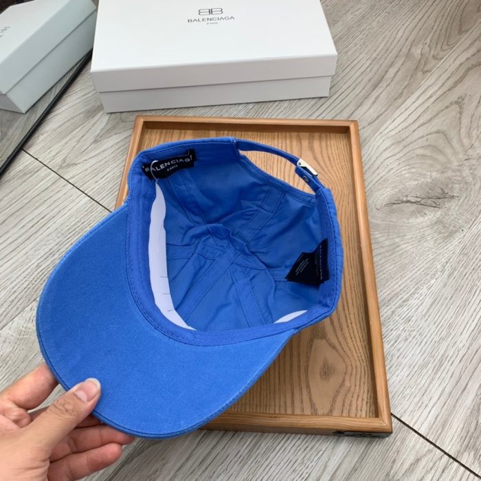 Balenciaga 蓝色斜角帽