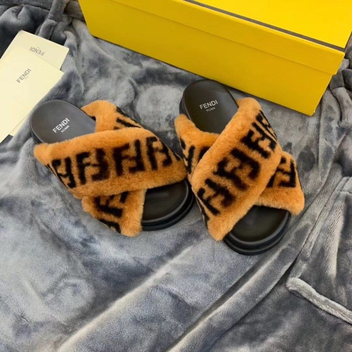 Fendi 羊毛皮 FF 徽标皮革和皮革染色剪羊毛毛十字拖鞋 2019 秋冬系列，黑色/棕色