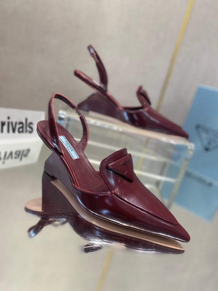 Prada 女式拉绒露跟高跟鞋酒红色 2.6 英寸/65 毫米 PRD
