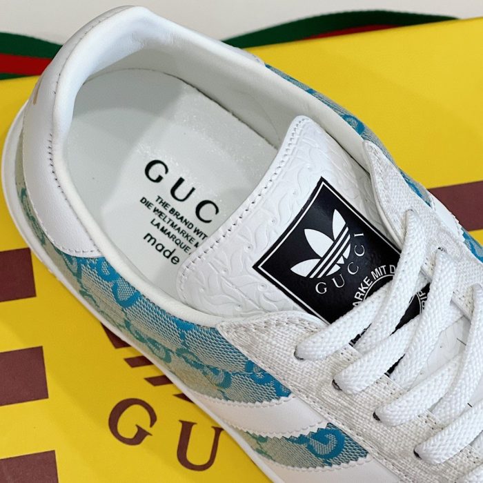 Gucci x Adidas 男士 GG Gazelle 运动鞋浅蓝色和白色 707848