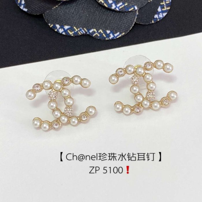 Chanel 女士字母 C 金色耳环